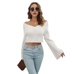 Eleganter weißer bauchfreier Pullover mit ausgestellten Glockenärmeln und V-Ausschnitt