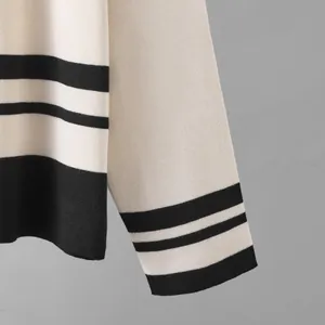 Detalle de la manga de un jersey de punto a rayas crema y negro textura fina