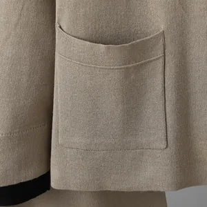 Vue détaillée de la poche plaquée et de la maille fine sur un cardigan beige élégant.
