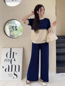 Elegantes zweiteiliges Strickset mit Spitzen-Patchwork-Top und blauen weiten Hosen