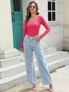 T-shirt rosa a maniche lunghe con scollo a U abbinata a jeans chiari a gamba larga