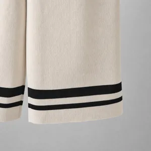Primer plano del tejido de punto acanalado con rayas negras en contraste sobre beige