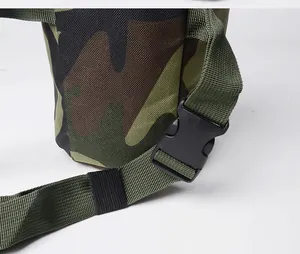 Primo piano della borsa mimetica impermeabile 600D con fibbia in plastica resistente.