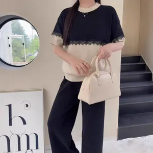 Elegantes kurzärmeliges Strickset im koreanischen Stil mit Spitzenbesatz und schwarzer Hose