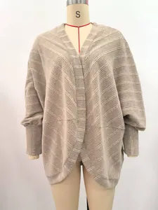 Primo piano di un cardigan beige lavorato a maglia con trama a coste diagonali su manichino.