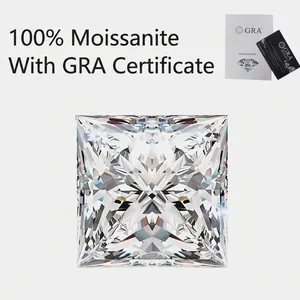 Détail d'une pierre de moissanite taille princesse couleur D avec certificat GRA
