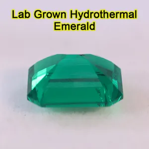 Vista macro di uno smeraldo idrotermale creato in laboratorio con taglio a smeraldo