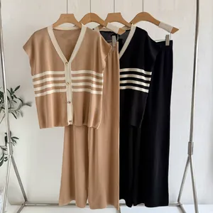 Detailansicht eines zweiteiligen Stricksets im koreanischen Stil mit gestreifter Strickjacke.