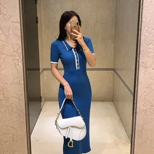 Élégante robe midi en tricot bleu à manches courtes avec bordures blanches et boutons