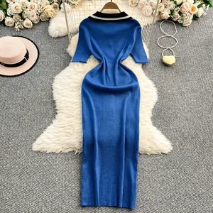 Vista detallada del vestido midi de punto acanalado azul con cuello Polo a rayas.