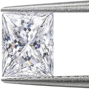Gros plan d'une moissanite taille princesse de 5 carats tenue par des pincettes de précision.