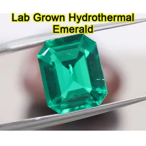 Dettaglio macro di uno smeraldo idrotermale sintetico con taglio a smeraldo.