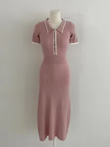 Vue détaillée d'une robe midi en tricot rose avec col polo sur un mannequin.