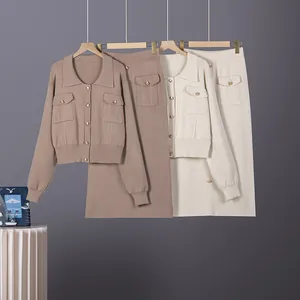 Conjunto de dos piezas de punto estilo francés con cárdigan con botones y falda ajustada