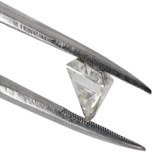 Détail macro d'une pierre Moissanite taille princesse de 5 carats tenue par une pincette.