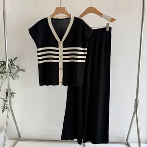 Klassisches schwarz-weißes Strick-Set mit V-Ausschnitt-Strickjacke und weiter Hose