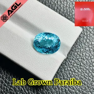 Primo piano di una gemma Paraiba ovale da 8 carati creata in laboratorio colore verde blu