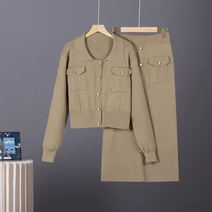 Conjunto de punto de estilo francés con cárdigan de solapa, botones dorados y falda.