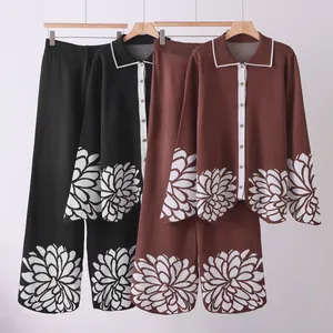 Vista accoppiata di completi in maglia neri e marroni con dettagli floreali jacquard.