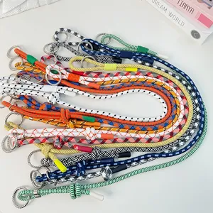 Meerdere kleurrijke verstelbare gevlochten nylon schouderbanden met metalen ringen.