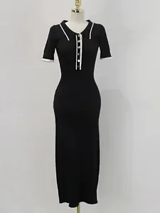Vue détaillée de la maille côtelée et du col contrasté sur une longue robe noire