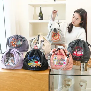 Vue détaillée de plusieurs sacs à déjeuner japonais brodés avec cordon de serrage