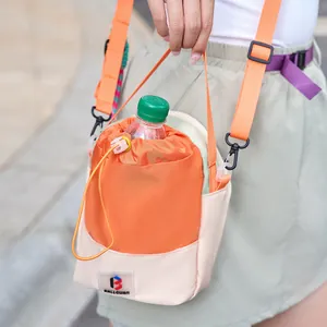 Sac à bandoulière extérieur avec porte-bouteille à cordon et bouteille en plastique