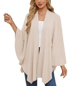 Châle poncho en tricot beige élégant pour femme avec tissu doux et coupe ouverte.