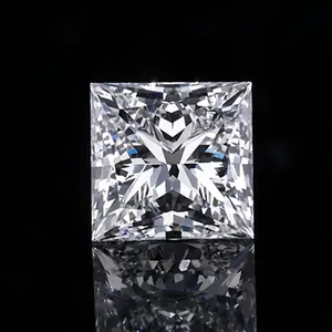 Vue macro d'une pierre moissanite de taille princesse couleur D avec grand éclat