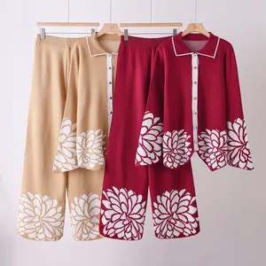 Completo due pezzi in maglia con motivo floreale, top con revers e pantaloni larghi