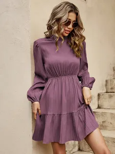 Elegantes lila plissiertes Minikleid mit modischem Stehkragen und weiten Laternenärmeln.