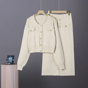 Detalle del conjunto de cárdigan y falda midi de punto de estilo francés con botones dorados