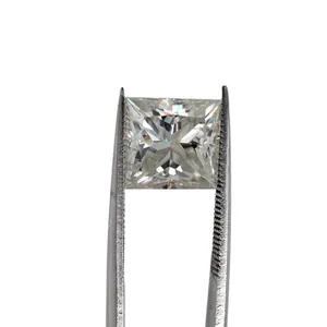 Vue macro d'un diamant moissanite de 5 carats taille princesse tenu par une pince