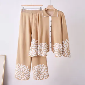Elegante set due pezzi in maglia cammello con jacquard floreale e pantaloni larghi