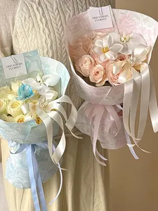 Vue détaillée d'un papier d'emballage floral gaufré de qualité pour bouquets de fleurs élégants.