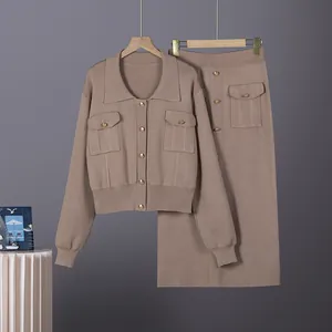 Elegante conjunto de dos piezas de punto con cárdigan de solapa y falda midi camel