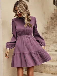 Elegantes lila Plissee-Minikleid mit Stehkragen, Puffärmeln und Rüschensaum-Detail.