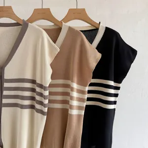 Detailansicht von stilvollen Strickwesten mit V-Ausschnitt in Creme, Camel und Schwarz