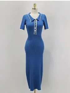 Élégante robe longue en maille bleue à manches courtes avec bordure blanche contrastée