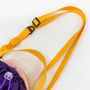 Vue détaillée du sac bandoulière d'extérieur avec sangles jaunes et cordon violet
