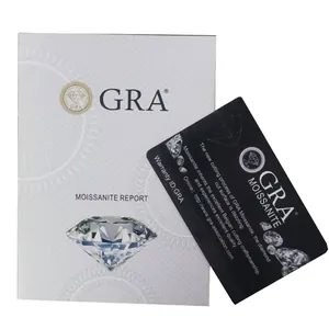 Gros plan d'un rapport officiel de moissanite GRA avec une carte de garantie noire