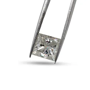 Gros plan d'une pierre de moissanite taille princesse de couleur D tenue par une pince