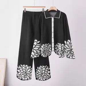 Completo due pezzi in maglia jacquard floreale con top a maniche lunghe e pantaloni