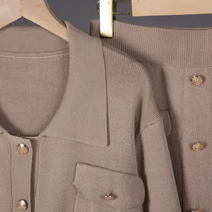 Primer plano de un conjunto de punto de estilo francés con botones dorados y textura.