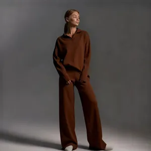 Elegantes braunes Strickset mit Polo-Kragen-Pullover und weiten Hosen für Damen