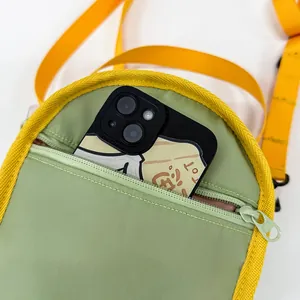 Sac de sport bandoulière pour téléphone avec poche zippée et smartphone à l'intérieur