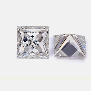 Gros plan de moissanites 5 carats taille princesse, couleur D pour création joaillière