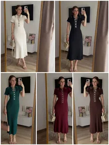 Collage multicolor detallado de un vestido largo de punto acanalado con cuello polo