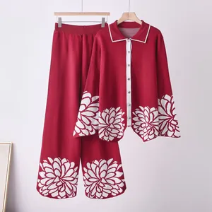 Completo due pezzi in maglia rossa con jacquard floreale bianco, top polo e pantaloni larghi