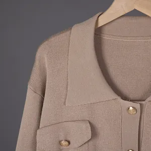 Primer plano detallado de cárdigan de punto beige fino con elegantes botones dorados
